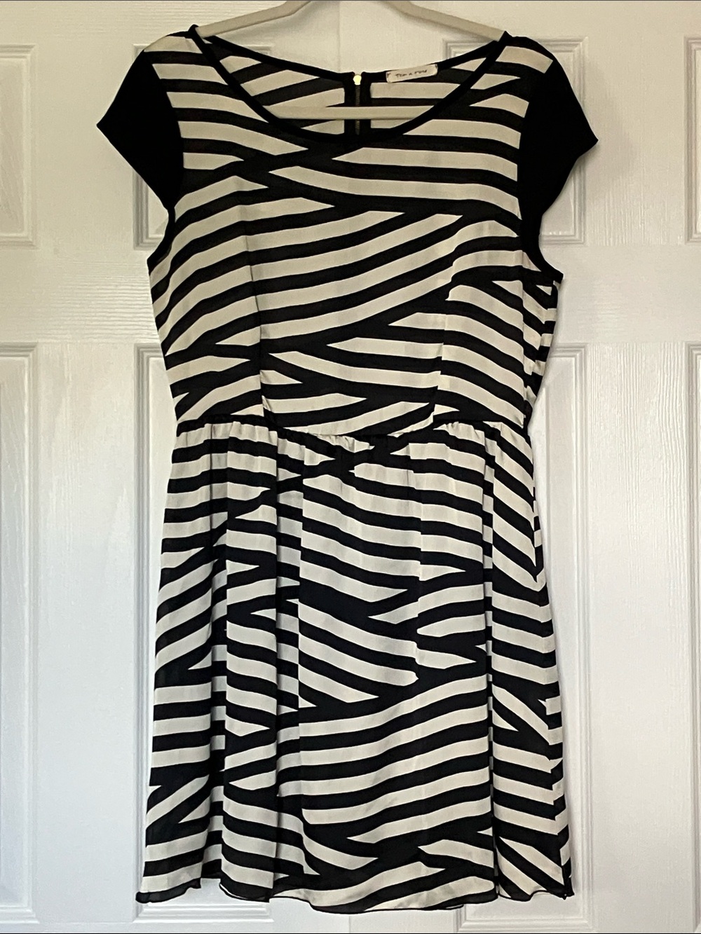 tea n rose Black and White Striped Short Sleeve Fit-and-Flare Dress